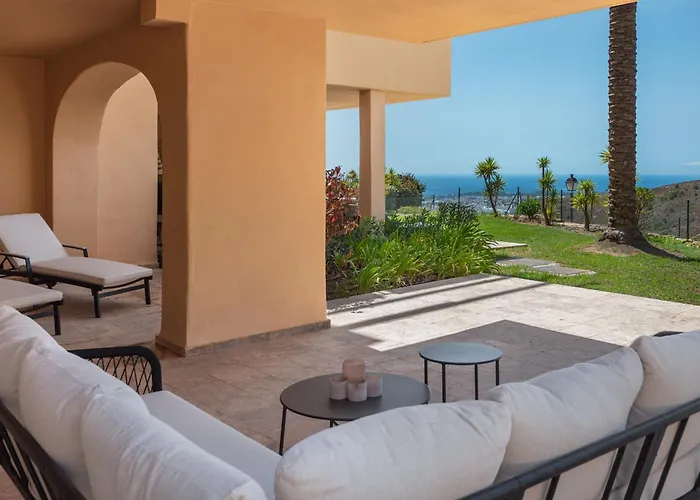 Serene 3-bedroom With Sea And Sunset Views דירה אסטפונה