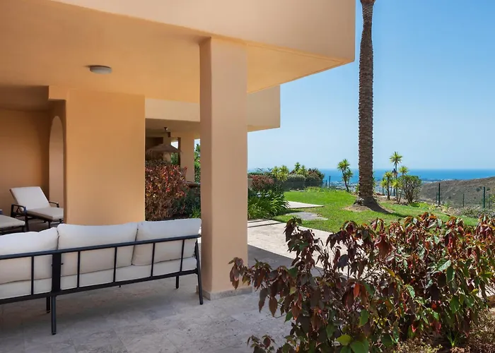 Serene 3-bedroom With Sea And Sunset Views דירה *