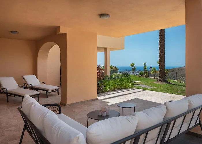 Serene 3-bedroom With Sea And Sunset Views דירה