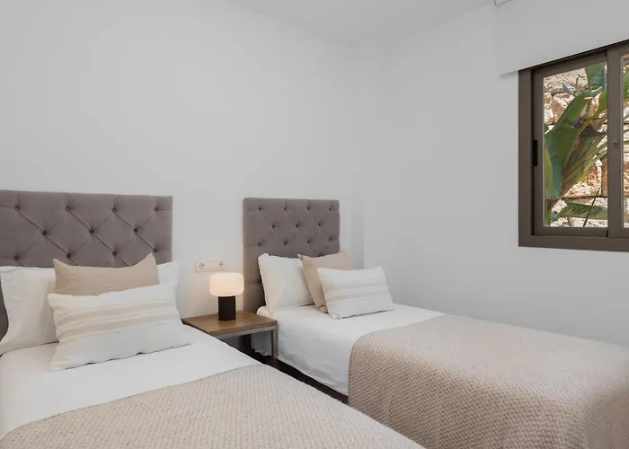 Serene 3-bedroom With Sea And Sunset Views