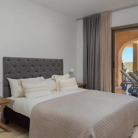 Апартаменти Serene 3-bedroom With Sea And Sunset Views *